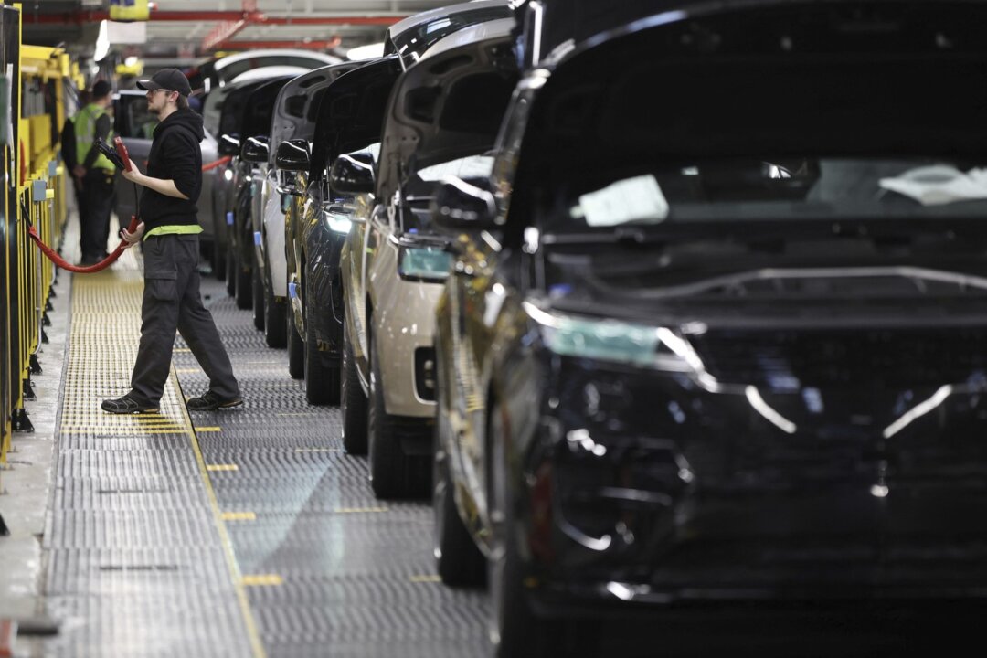 Сотрудник работает на производственной линии завода Jaguar Land Rover в Солихалле, Англия, 15 декабря 2022 года. (Фил Нобл/Reuters) | Epoch Times Media