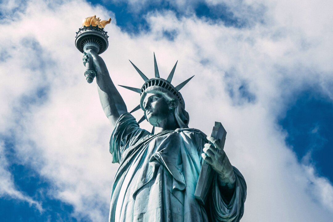 Статуя Свободы в Нью-Йорке на архивном фото. (Атахан Гюч/Unsplash.com) | Epoch Times Media