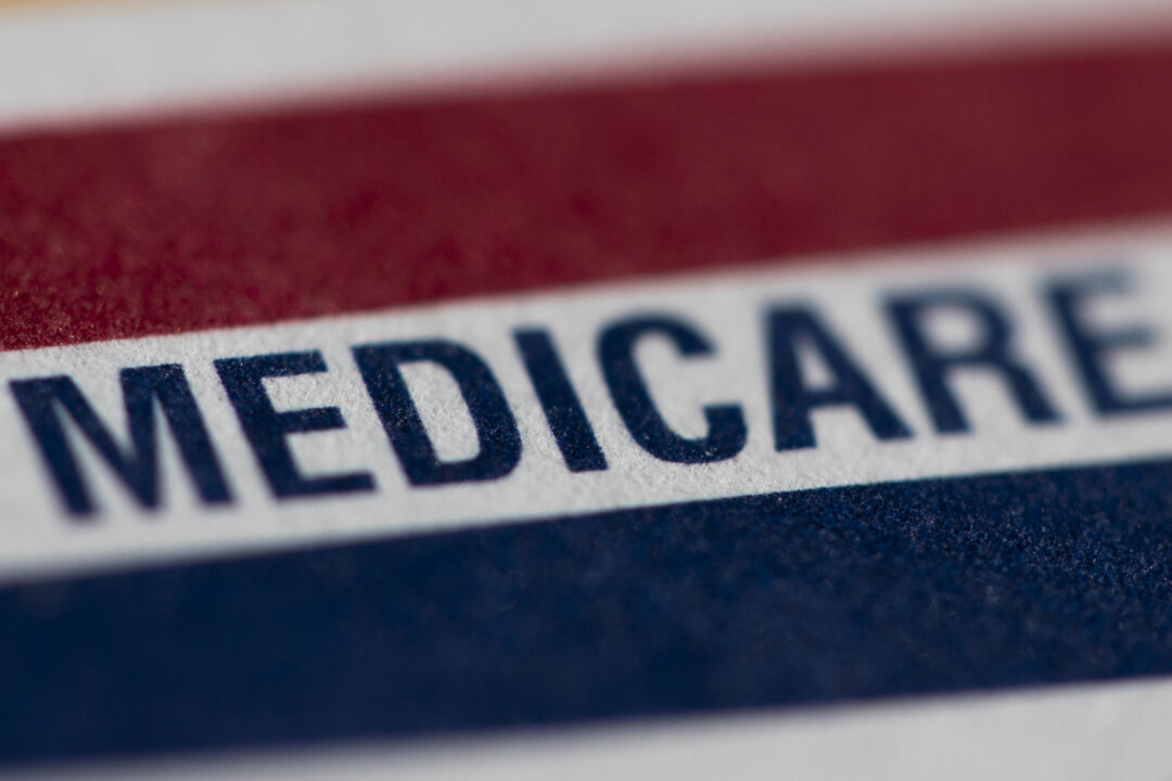 Карта Medicare на фотографии, сделанной в Портленде, штат Орегон, 10 июня 2024 года. (Фото Дженни Кейн, AP) | Epoch Times Media