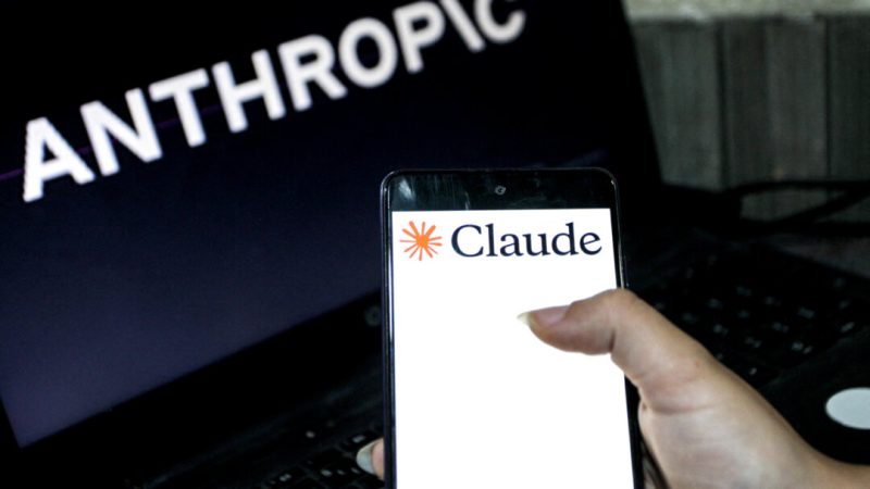 Иллюстрация: логотип Claude на смартфоне и логотип Anthropic на экране компьютера в Тунисе, Тунис, 24 мая 2026 года. (Имен Бен Юссеф/Ханс Лукас через AFP через Getty Images)
