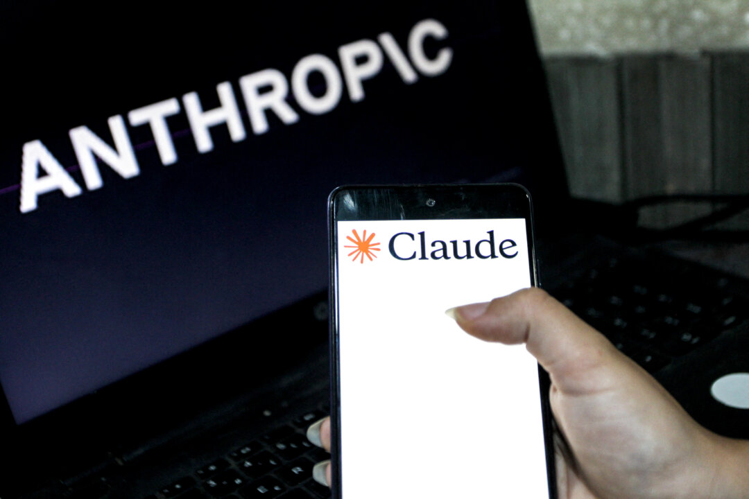 Иллюстрация: логотип Claude на смартфоне и логотип Anthropic на экране компьютера в Тунисе, Тунис, 24 мая 2026 года. (Имен Бен Юссеф/Ханс Лукас через AFP через Getty Images) | Epoch Times Media
