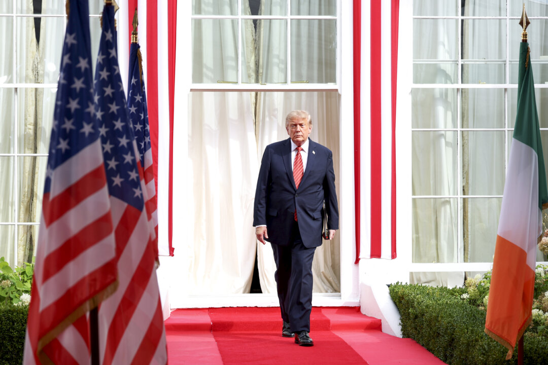 Президент Дональд Трамп прибывает для выступления перед сотрудниками посольства США и лидерами бизнеса в резиденции Дирфилд в Дублине 12 сентября 2026 года. (Анна Монемейкер/Getty Images) | Epoch Times Media