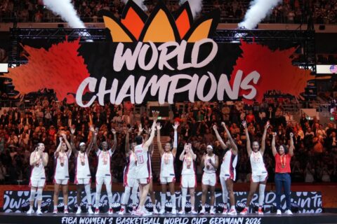 Сборная США стоит на подиуме после победы в финальном матче чемпионата мира по баскетболу среди женщин между США и Францией в Берлине, воскресенье, 13 сентября 2026 года. (Фото Эбрахима Нороози/AP) | Epoch Times Media