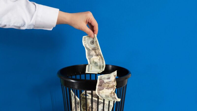 Финансовые ошибки бывают самых разных масштабов: от недействительного чека до огромной ипотеки. Но какой бы ни была ошибка, если вы не исправите её быстро, она только усугубится. (TSViPhoto/Shutterstock)