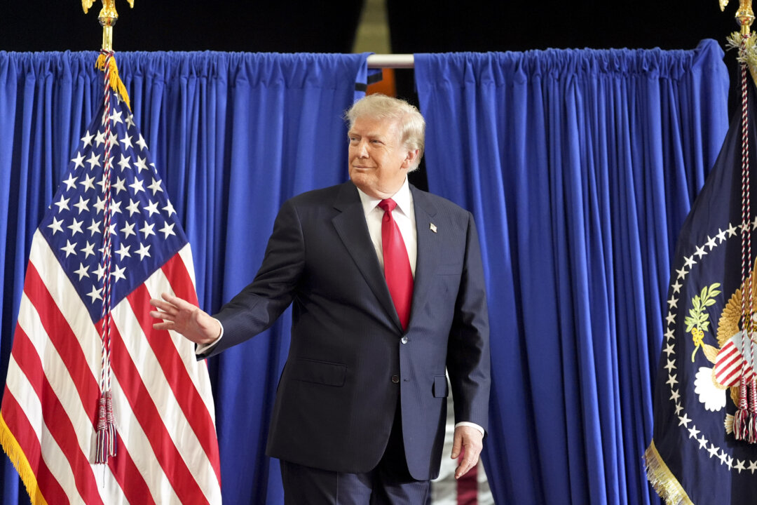 Президент Дональд Трамп прибывает на испытательный полигон General Motors в Милфорде, штат Мичиган, в понедельник, 27 июля 2026 года, чтобы выступить с речью. (Фото AP/Алекс Брэндон) | Epoch Times Media