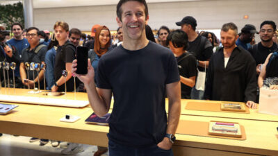 Apple выпустила iPhone 18 в магазины под руководством нового генерального директора Тернуса. Первый запуск продукта состоялся