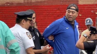 В Нью-Йорке прошли марши протеста против КПК в преддверии визита Си Цзиньпина; полиция задержала мужчину, выступавшего против марша, после нападения