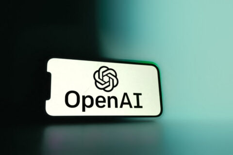 Телефон с логотипом Open AI на фоне градиентного синего фона в Гренобле, Франция, 12 февраля 2025 года. (Anouk Anglade/Hans Lucas/AFP via Getty Images) | Epoch Times Media