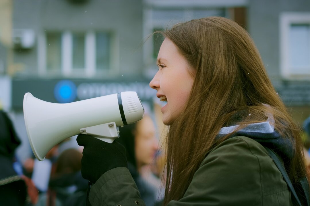 Мы можем проявлять сострадание к мужчинам, не обвиняя женщин, и привлекать женщин к ответственности, не испытывая к ним ненависти. (SibRapid/Shutterstock) | Epoch Times Media