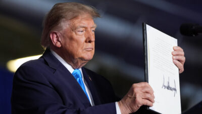 Указ Трампа разрешает использование дизельного топлива, окрашенного в красный цвет, на дорогах общего пользования: что нужно знать