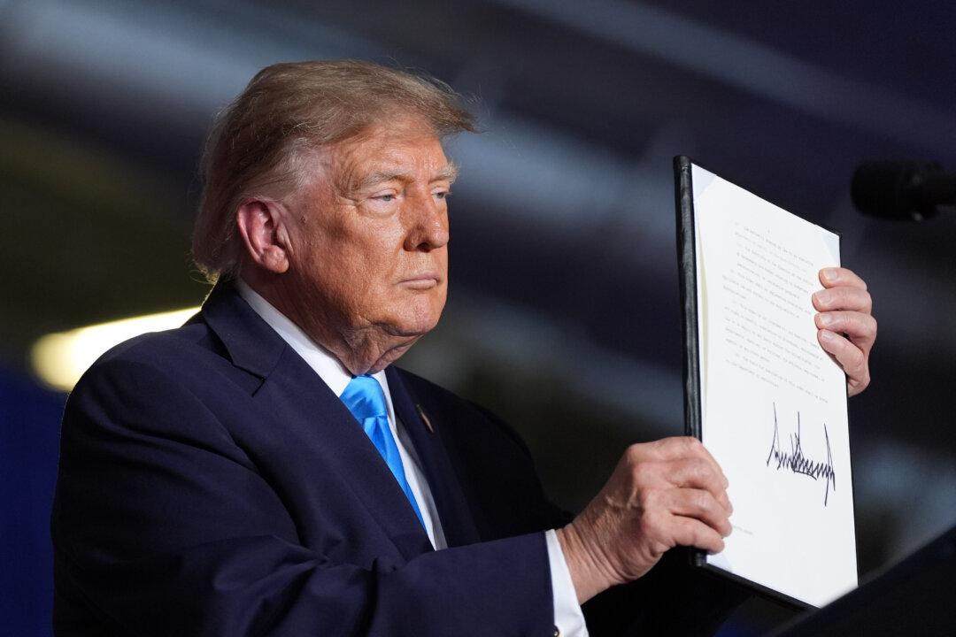 Указ Трампа разрешает использование дизельного топлива, окрашенного в красный цвет, на дорогах общего пользования: что нужно знать
